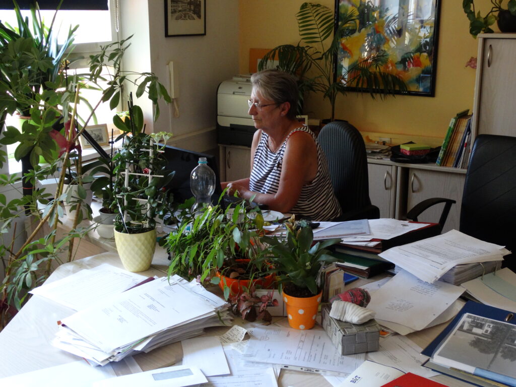 Silvia Becker sitzt an ihrem Schreibtisch, bereit für eine Beratung.