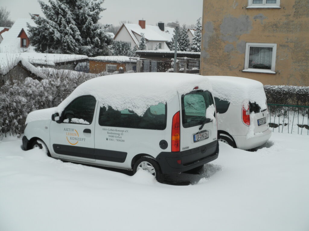Zwei Kastenwagen zum Transport von Behinderten