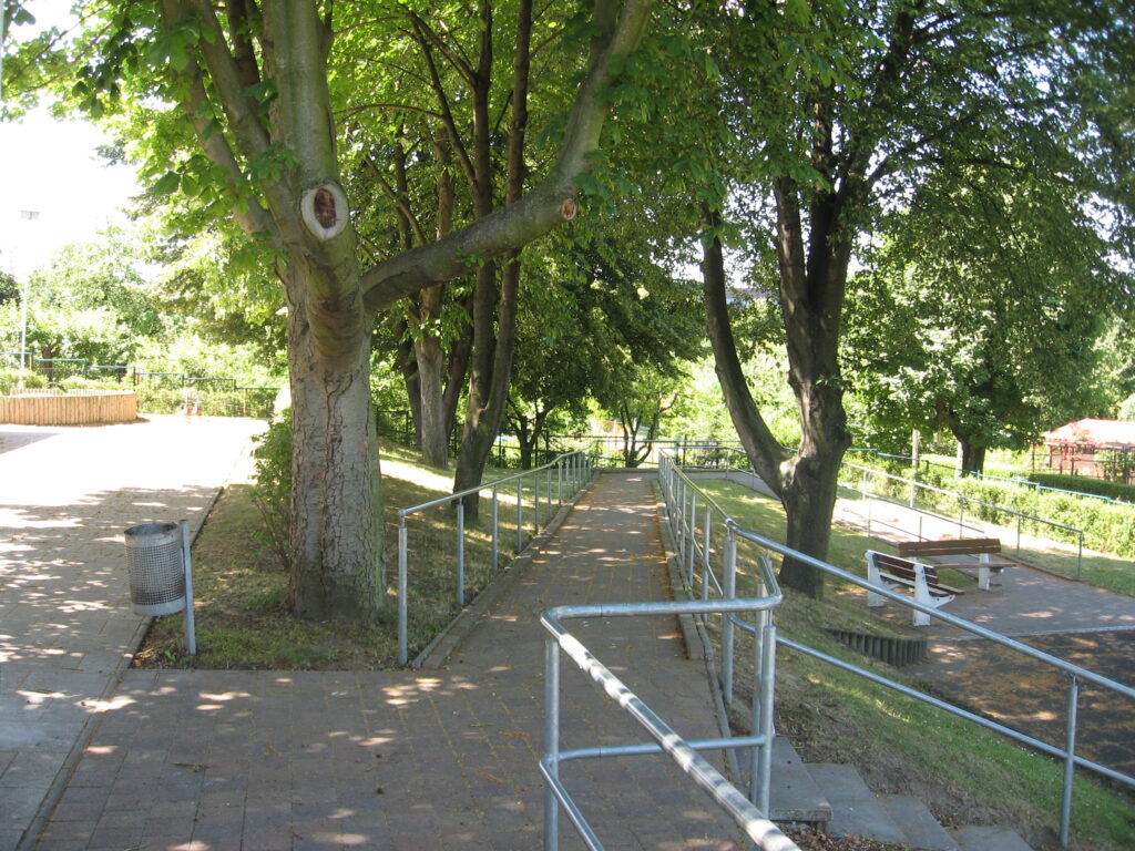 Rückseite der Einrichtung, mit Rollstuhlrampe und Park-ähnlicher Anlage